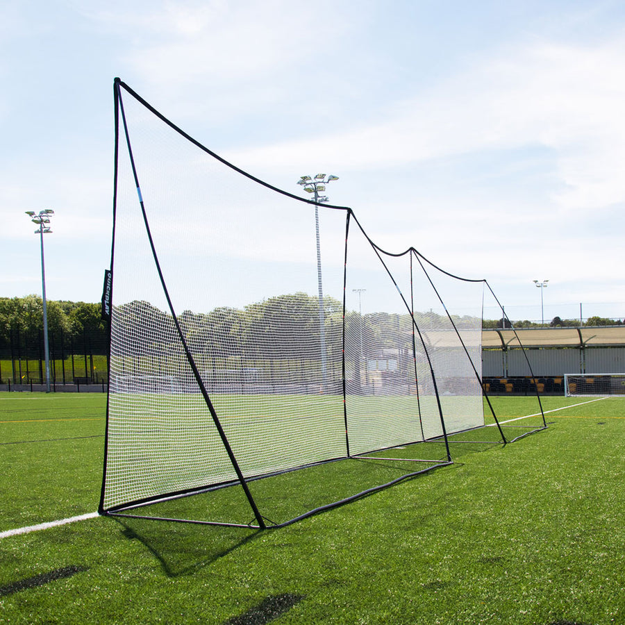 MEGA NET XL 980 x 270 cm vom Ende aus gesehen, mit schwarzen gebogenen Stangen und Bodenrahmen auf Kunstrasen.
