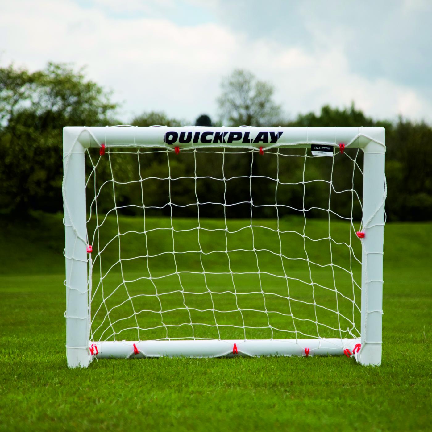 Q-FOLD Mini-Fußballtor 90 x 75 cm von vorn auf Rasen, mit QUICKPLAY auf der weißen Querlatte.