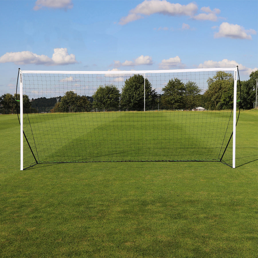 KICKSTER Tragbares Fußballtor 500 x 200 cm genau von vorn, auf einem Rasenfeld unter blauem Himmel.