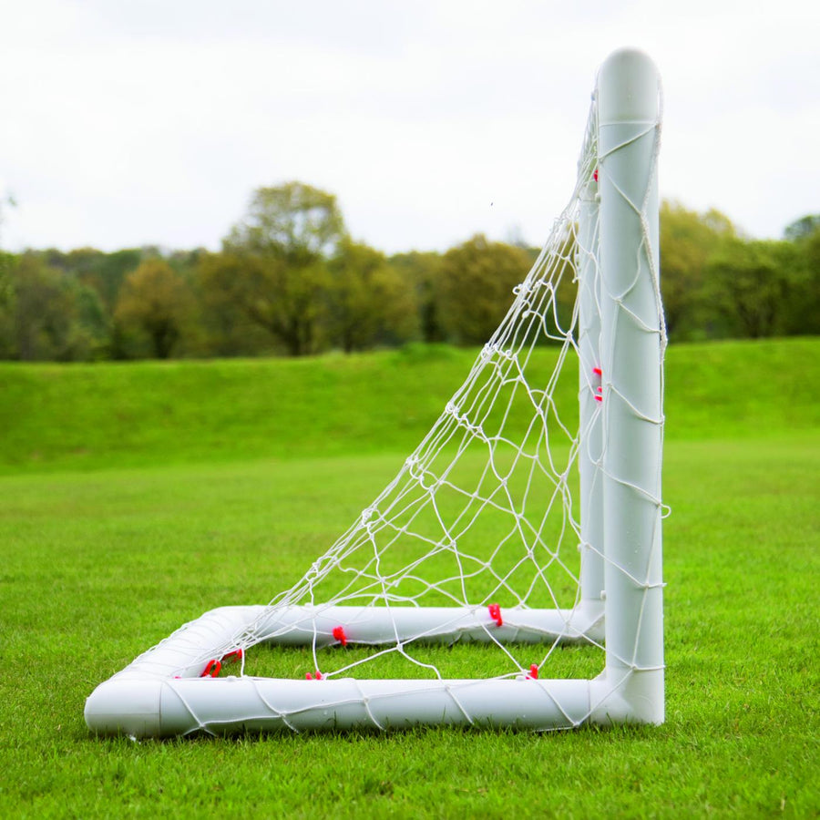 Q-FOLD Mini-Fußballtor 90 x 75 cm von der Seite auf Rasen, mit Blick auf die Tiefe des Netzes.