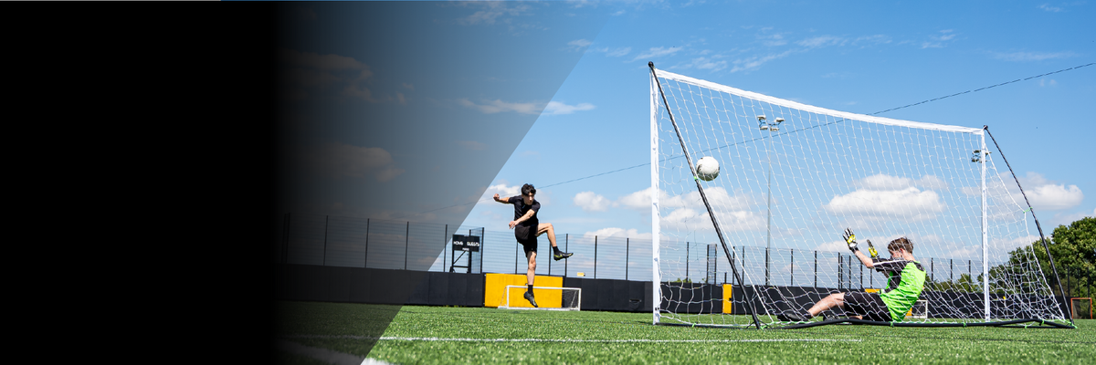 Fußballer trifft in ein KICKSTER Elite Tor