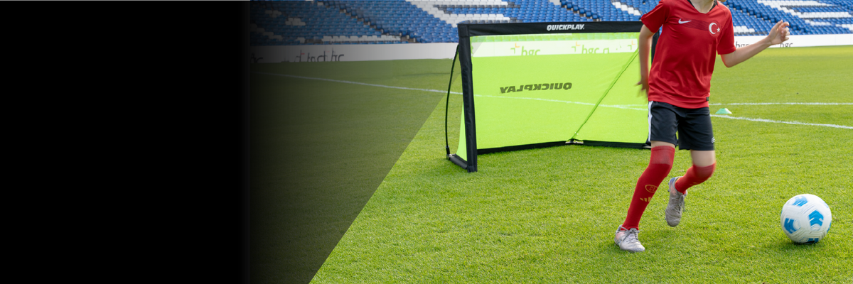 Junger Fußballer spielt mit einem KICKSTER PRO Tor