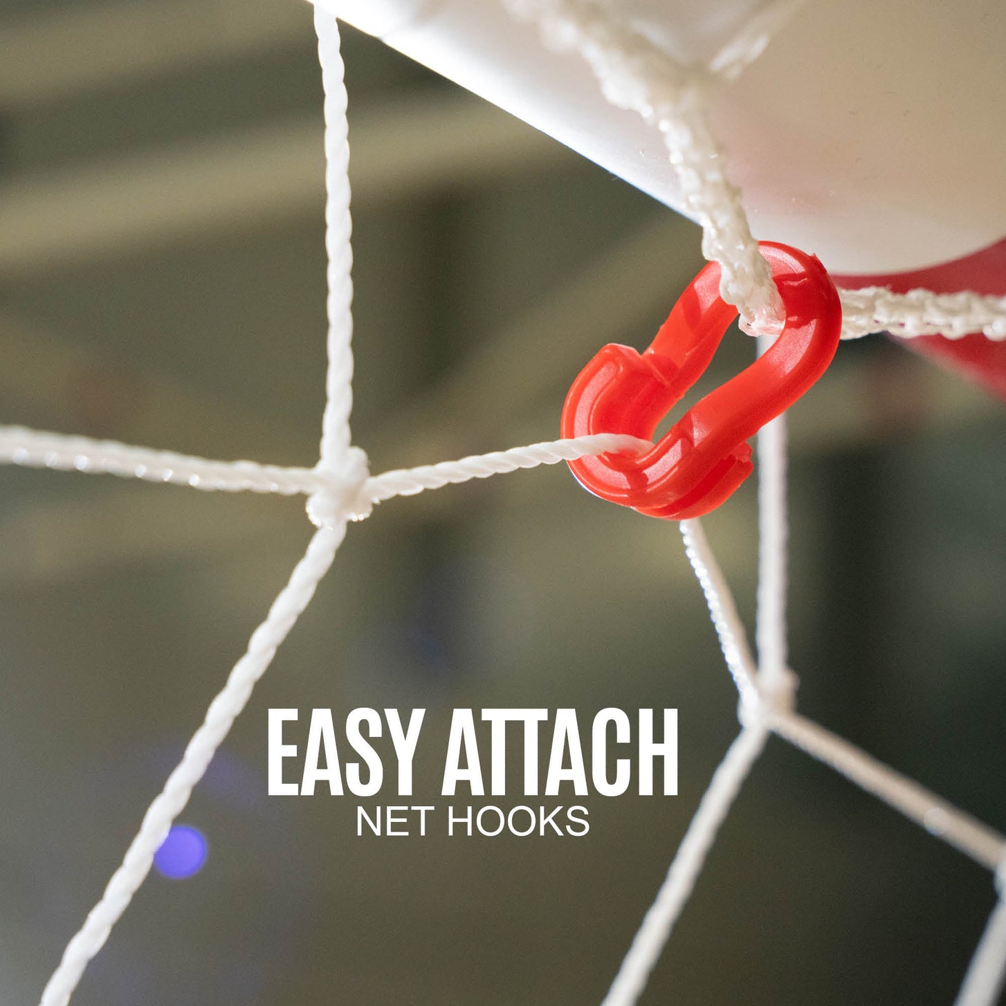 Q-FOLD Handballtor 300 x 200 cm, Nahaufnahme eines roten Netzhakens am weißen Rahmen, mit dem Text „Easy attach net hooks“.
