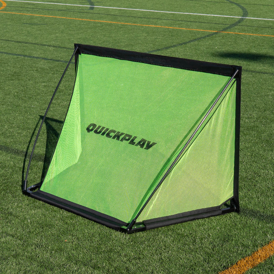 KICKSTER PRO Tor 120 x 75 cm auf Kunstrasen, von oben vorn gesehen, mit QUICKPLAY auf dem grünen Netz.