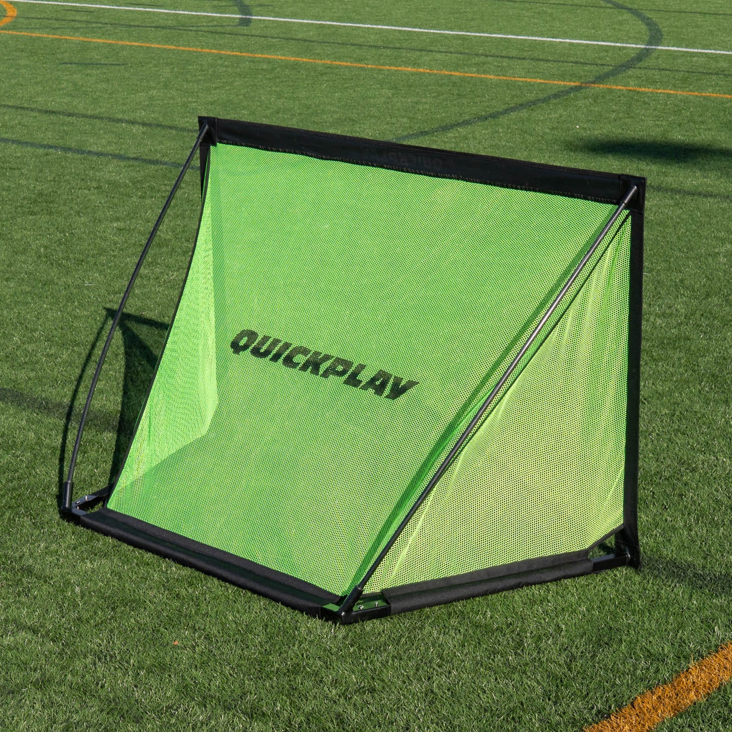 KICKSTER PRO Tor 150 x 100 cm von vorn aus erhöhter Perspektive, mit dem QUICKPLAY Logo auf dem grünen Rücknetz.