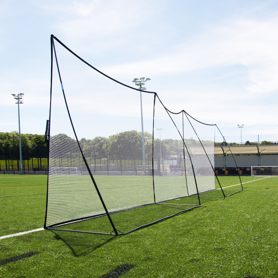 Erweiterungsnetz 240 x 270 cm vom Ende einer langen Reihe aus gesehen, es verbindet zwei MEGA NETs mit schwarzen Stangen und Bodenrahmen.