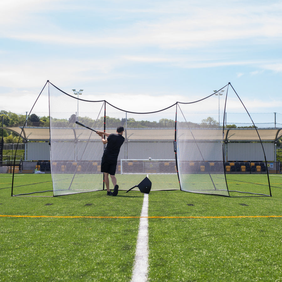 Schlagmann schwingt in einem U-förmigen MEGA NET Aufbau, von vorn gesehen, mit dem Erweiterungsnetz 240 x 270 cm als Mittelteil.