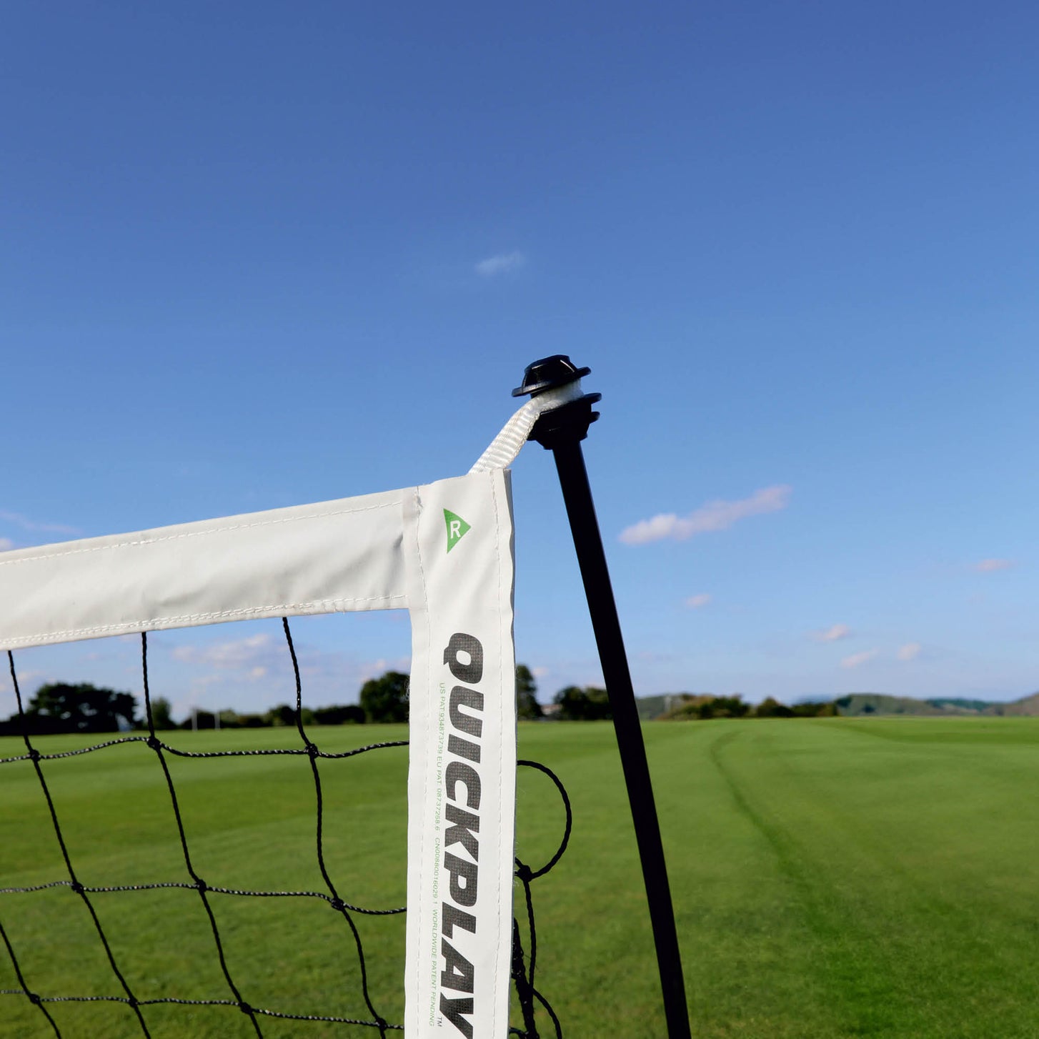 KICKSTER Elite 500 x 200 cm, Nahaufnahme der oberen Ecke, weiße QUICKPLAY Querlattenhülle und schwarze flexible Stange.