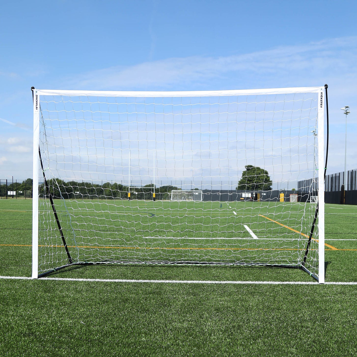 KICKSTER Elite Futsaltor 300 x 200 cm von vorn, mit weißem Rahmen und Netz auf einem Kunstrasenplatz.