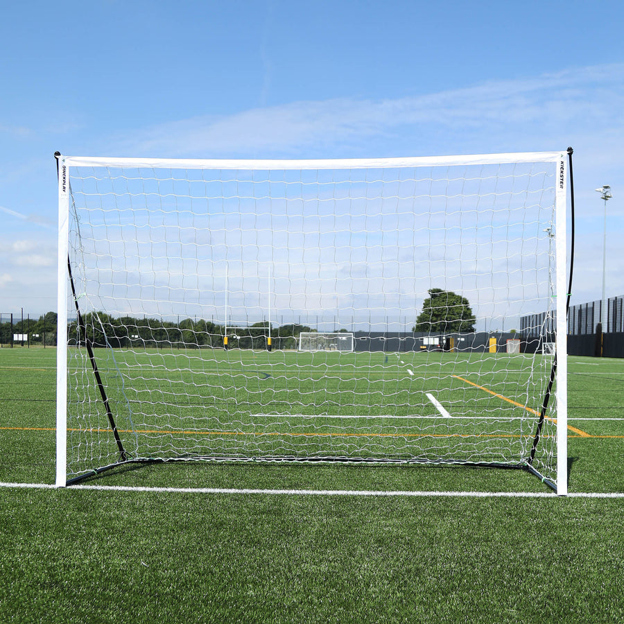 KICKSTER Elite Futsaltor 300 x 200 cm von vorn, mit weißem Rahmen und Netz auf einem Kunstrasenplatz.