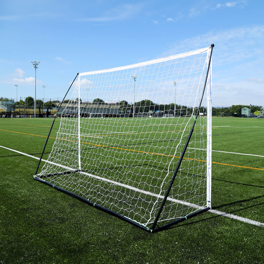 KICKSTER Elite Futsaltor 300 x 200 cm von der Seite, mit schwarzem hinterem Rahmen und Netz auf Kunstrasen.