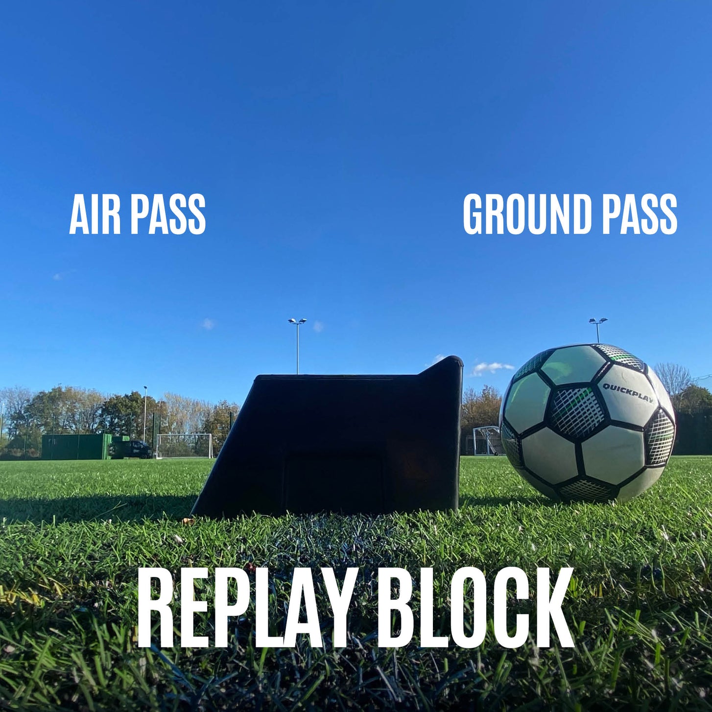REPLAY Block Rebound-Board mit Doppelwinkel, Seitenansicht auf Bodenhöhe neben einem Ball, beschriftet mit „air pass“ und „ground pass“.
