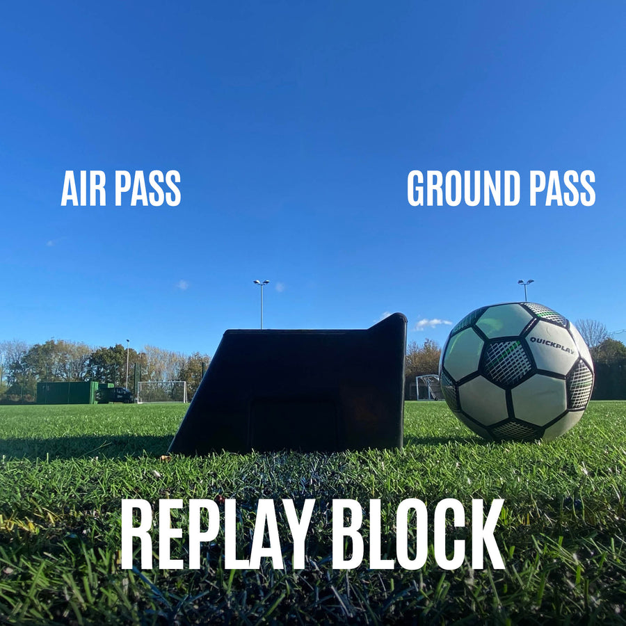 REPLAY Block Rebound-Board mit Doppelwinkel, Seitenansicht auf Bodenhöhe neben einem Ball, beschriftet mit „air pass“ und „ground pass“.