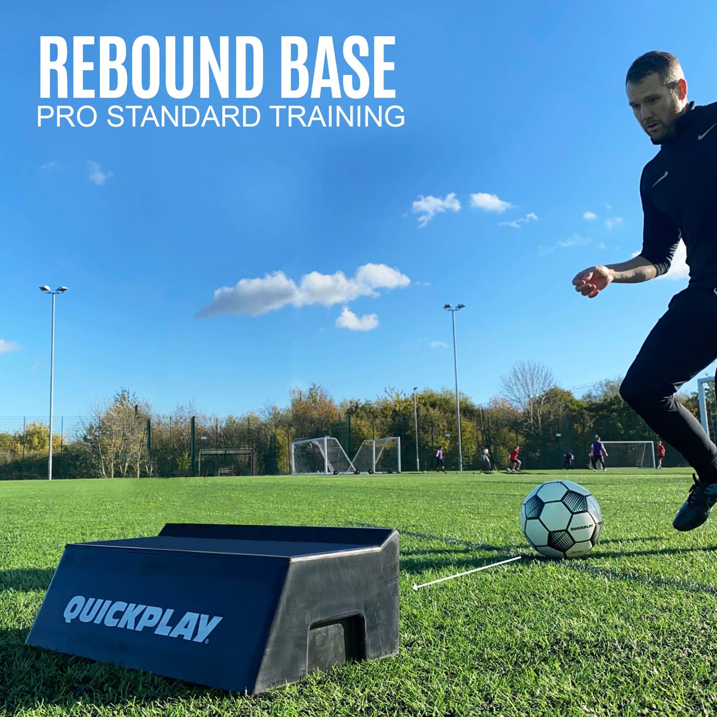 REPLAY Block Rebound-Board mit Doppelwinkel auf einem Platz, ein Spieler passt einen Ball dagegen, Text „rebound base“.