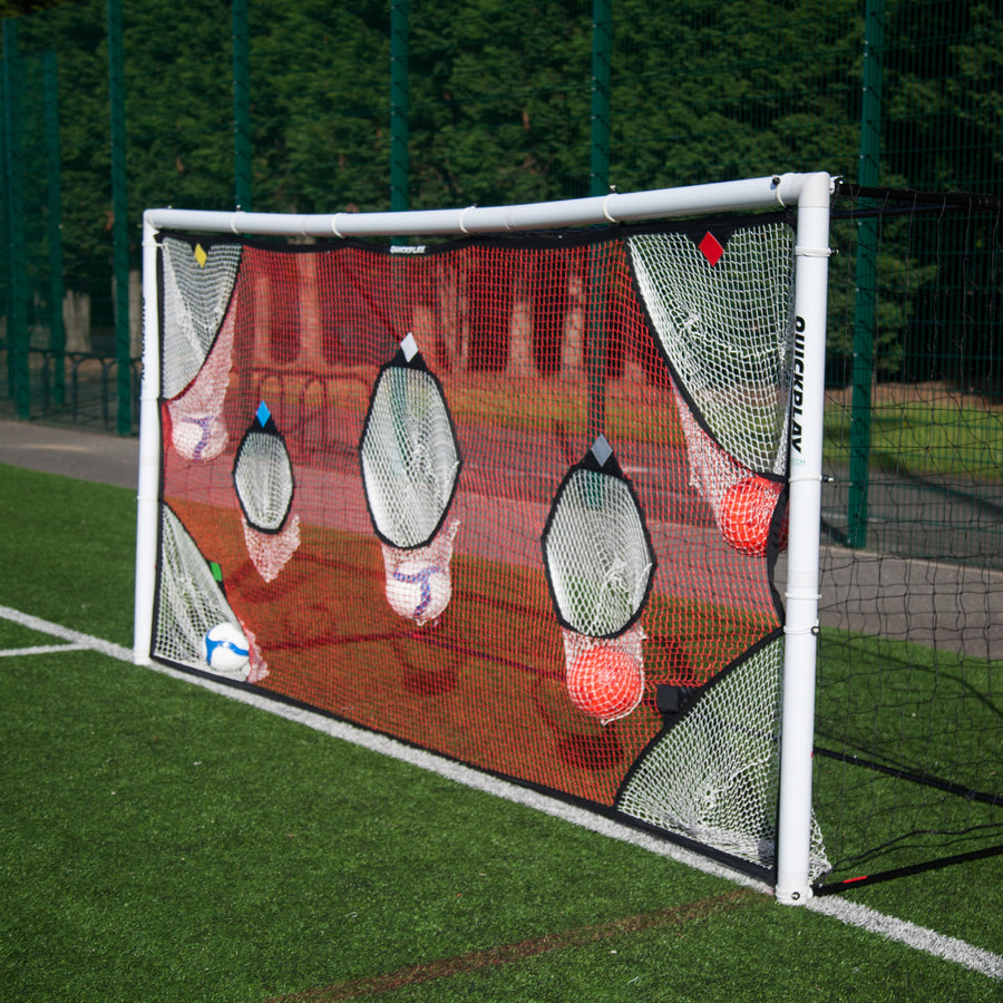 TARGET Torwand-Netz 370 x 180 cm an einem weißen Tor, mit Bällen in mehreren seiner Fangtaschen.