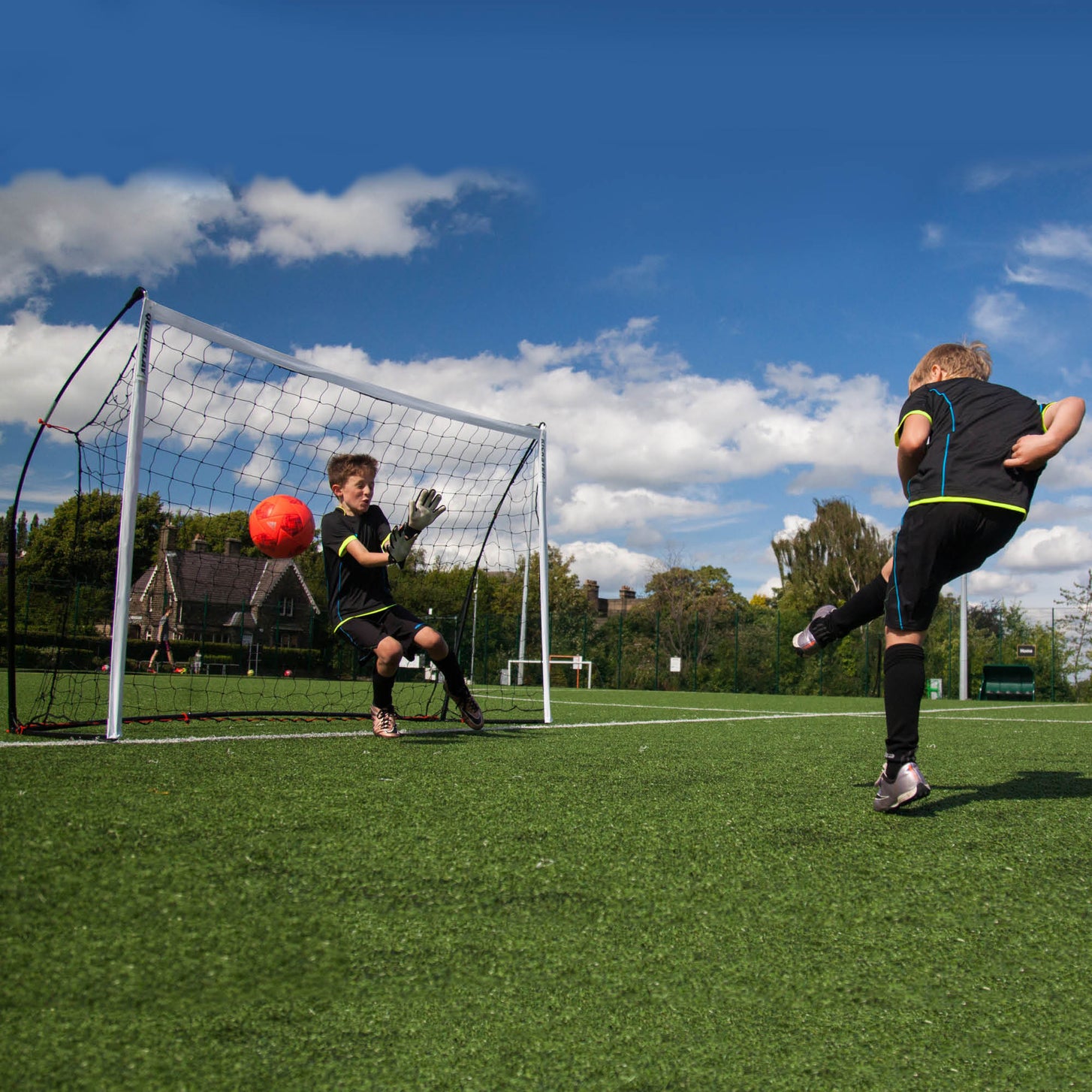 KICKSTER 2-in-1 Fußballtor und Rebounder 240 x 150 cm