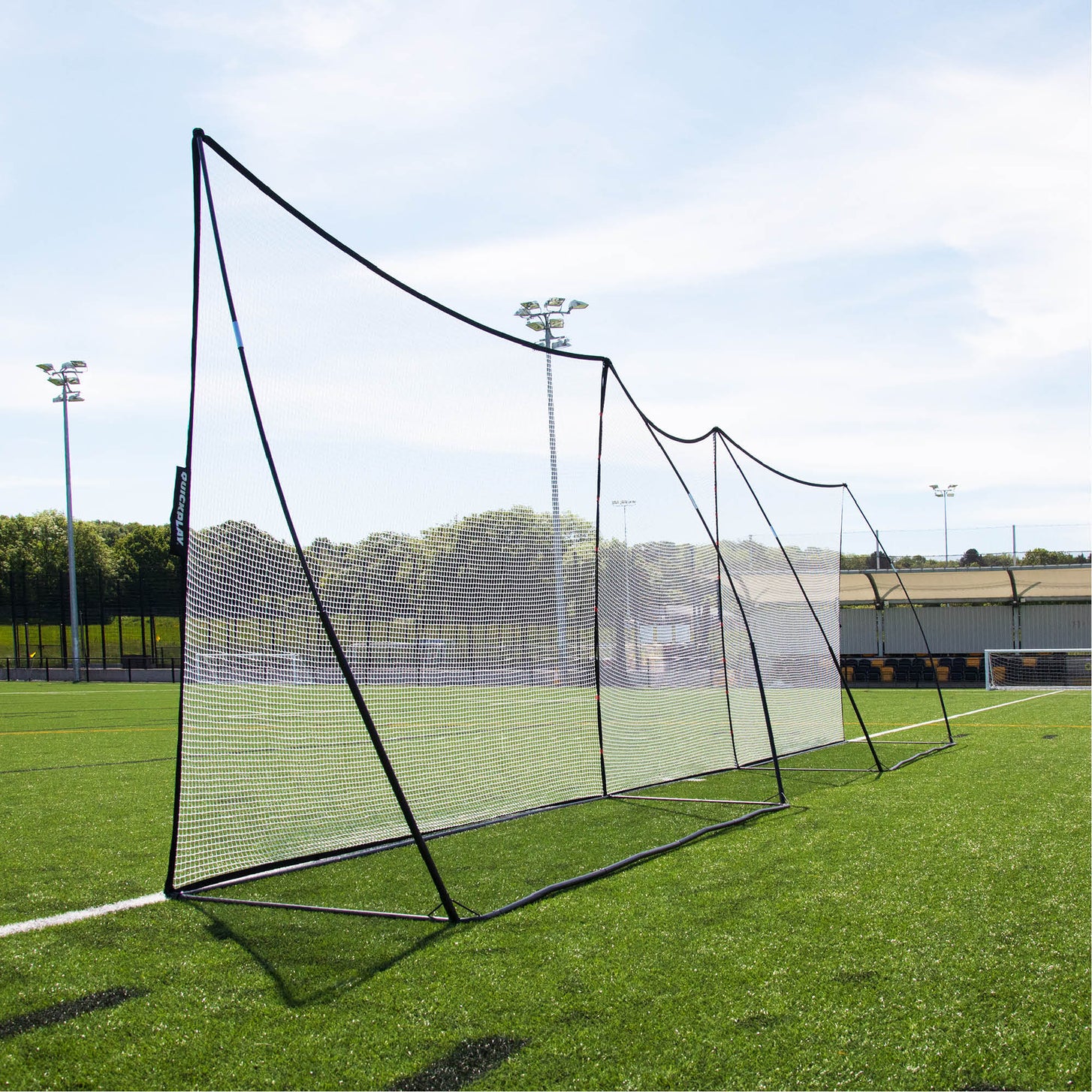 MEGA NET Ballfangnetz 370 x 270 cm mit einem zweiten Netz in einer langen Reihe am Rand eines Kunstrasenplatzes aufgebaut.