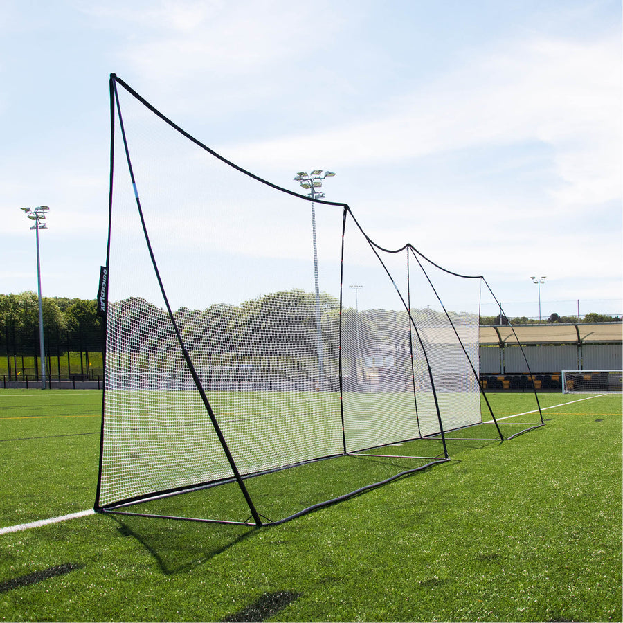 MEGA NET Ballfangnetz 370 x 270 cm mit einem zweiten Netz in einer langen Reihe am Rand eines Kunstrasenplatzes aufgebaut.