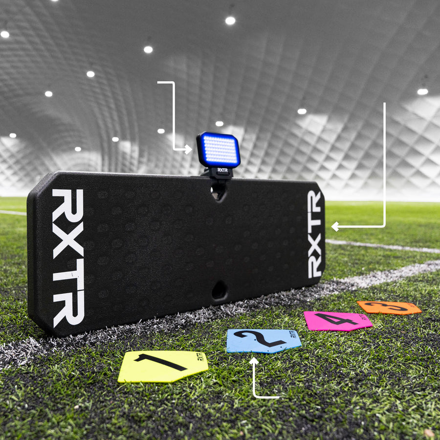 RXTR Pro Coach Fußball-Rebounder mit blauem Licht, Pfeile zeigen auf das Licht, das Board-Ende und die Bodenmarkierungen 1 bis 4.