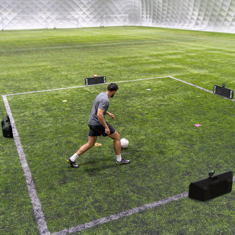 RXTR Pro Coach, Aufbau: Spieler dribbelt in einem Quadrat auf einem Hallenplatz, am Rand schwarze RXTR Rebound-Boards.