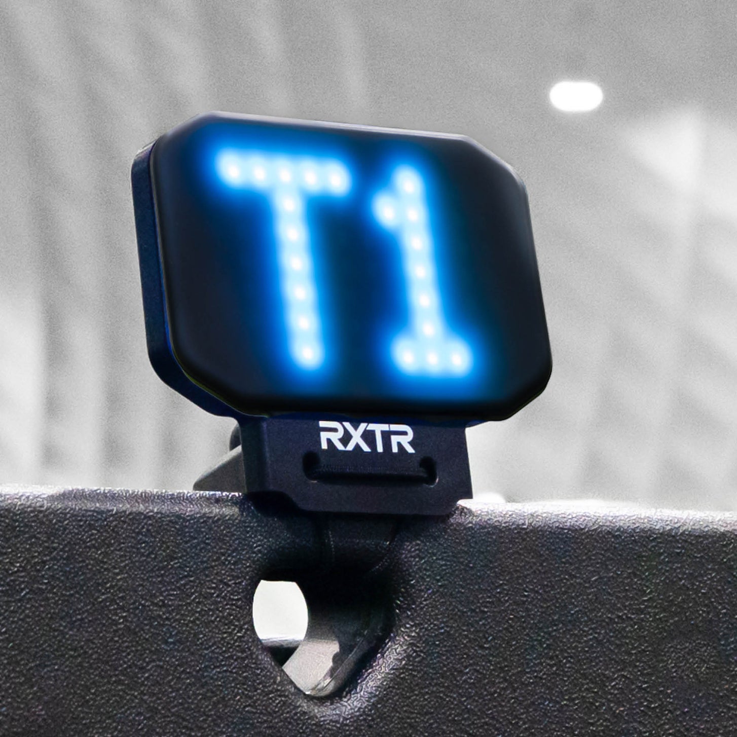 RXTR Reaktionslicht zeigt T1 in Blau, oben an einem schwarzen Board befestigt, Nahaufnahme.