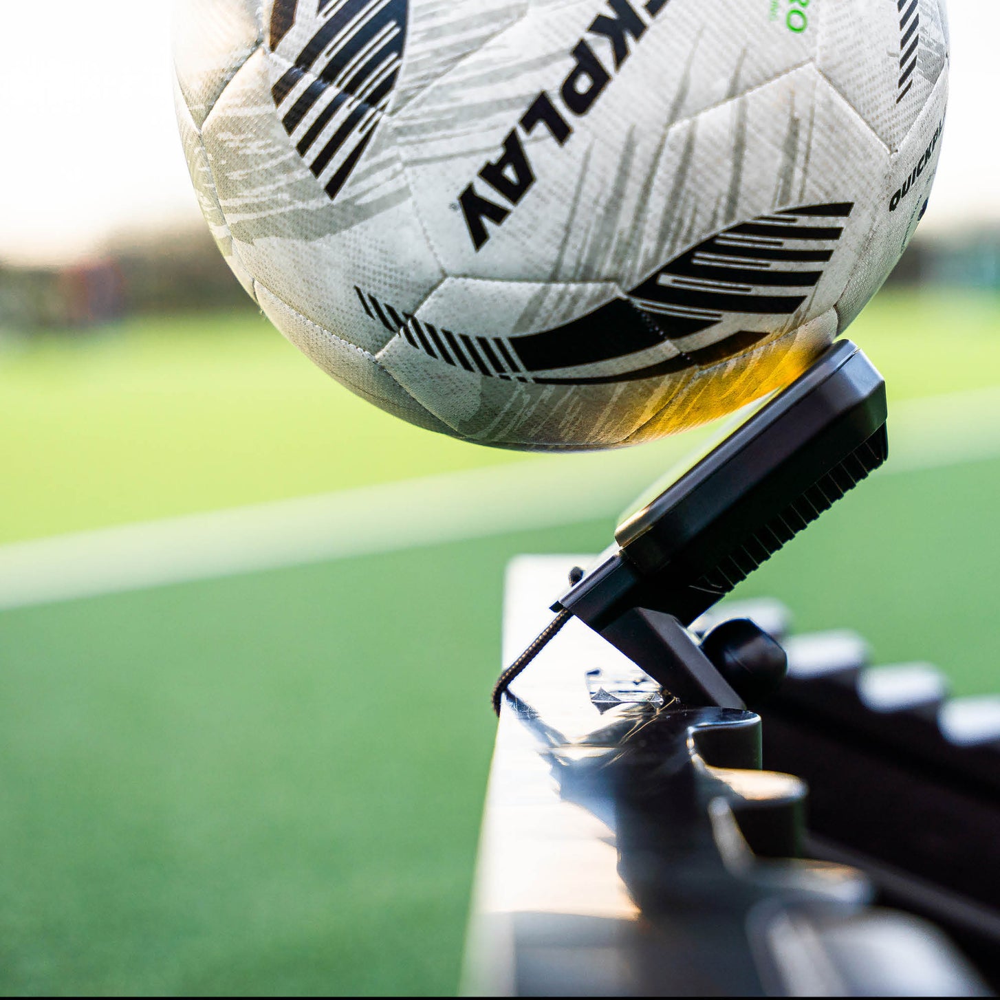 RXTR Reaktionslicht schräg an einem Board montiert, ein Fußball liegt daran an, Nahaufnahme.