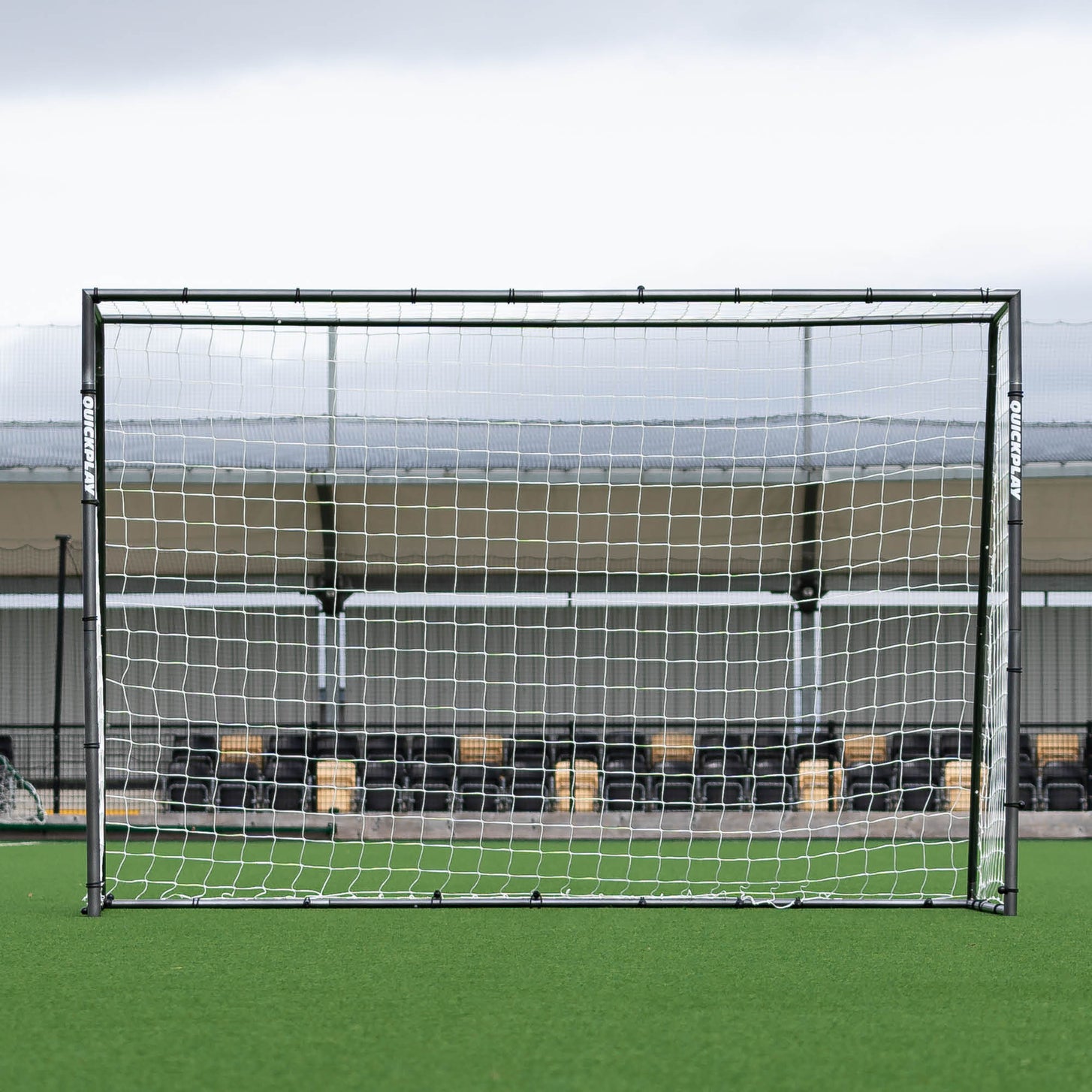 GS Series Futsaltor 300 x 200 cm frontal, vor einer Tribüne an einem Kunstrasenplatz.