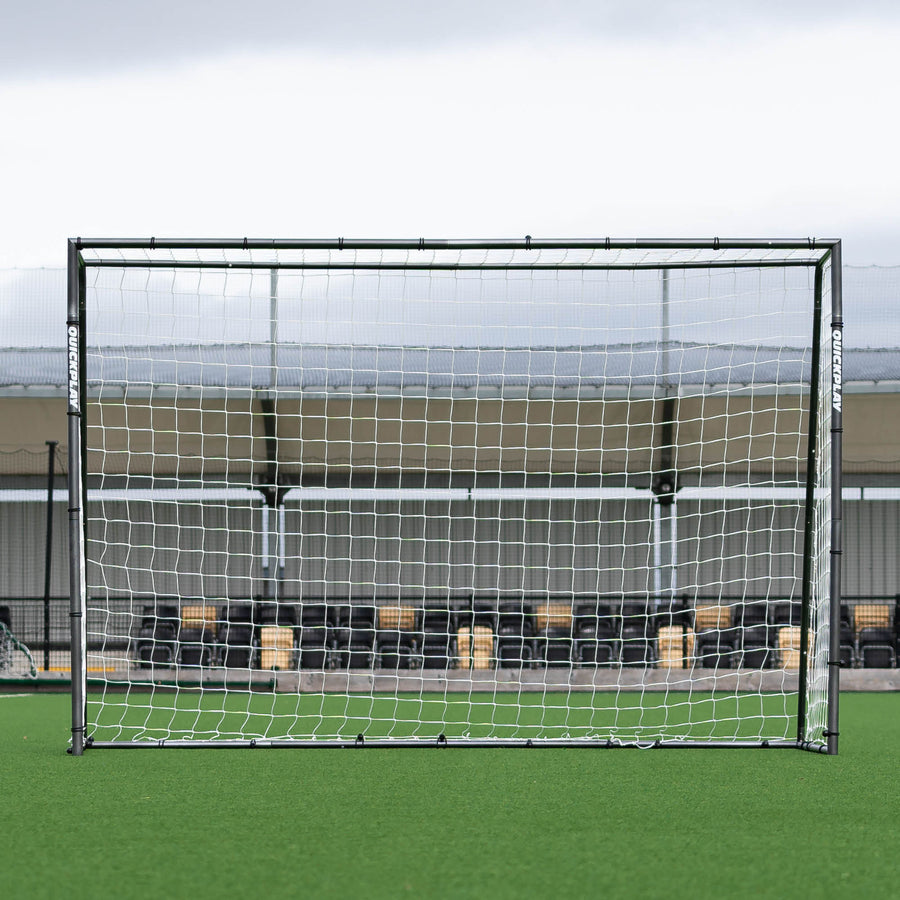 GS Series Futsaltor 300 x 200 cm frontal, vor einer Tribüne an einem Kunstrasenplatz.