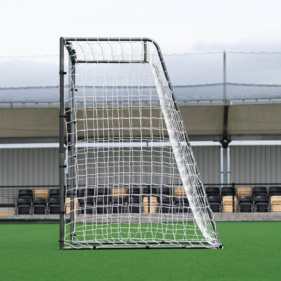 GS Series Futsaltor 300 x 200 cm von der Seite, mit Blick auf die Tiefe von Rahmen und Netz.