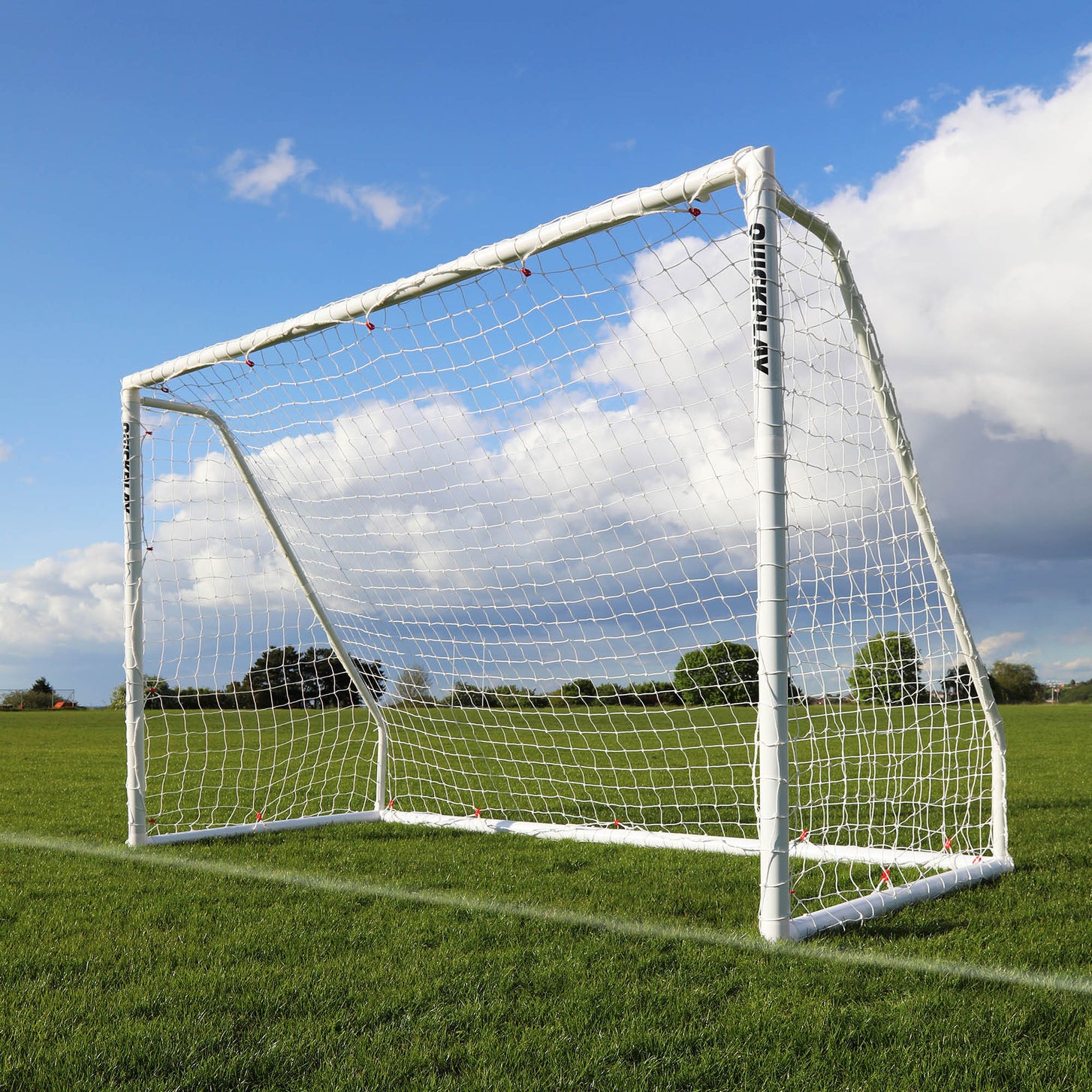 Q-FOLD Match Klappbares Futsaltor 300 x 200 cm mit weißem Rahmen und Netz, auf Rasen unter blauem Himmel.
