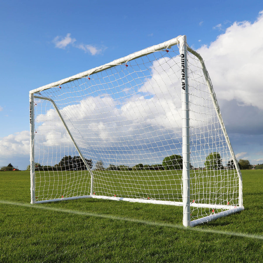 Q-FOLD Match Klappbares Futsaltor 300 x 200 cm mit weißem Rahmen und Netz, auf Rasen unter blauem Himmel.