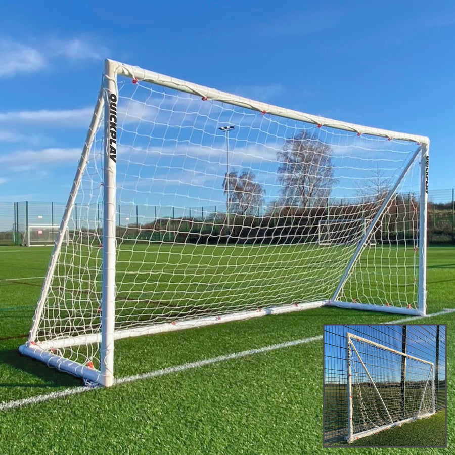 Q-FOLD Klappbares Fußballtor 370 x 180 cm mit weißem Rahmen und Netz auf einem Kunstrasenplatz, mit Einblendung des flach zusammengeklappten Tors.