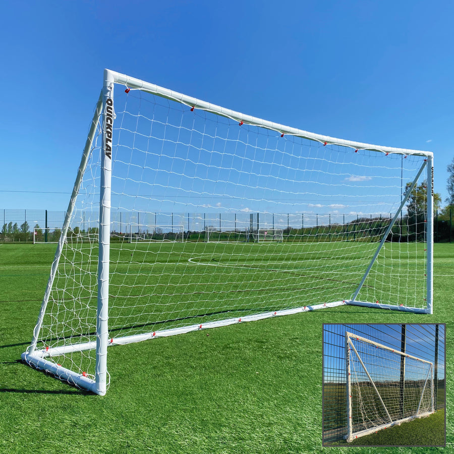 Q-FOLD Klappbares Fußballtor 500 x 200 cm mit weißem Rahmen und Netz auf einem Kunstrasenplatz, mit Einblendung des flach zusammengeklappten Tors.