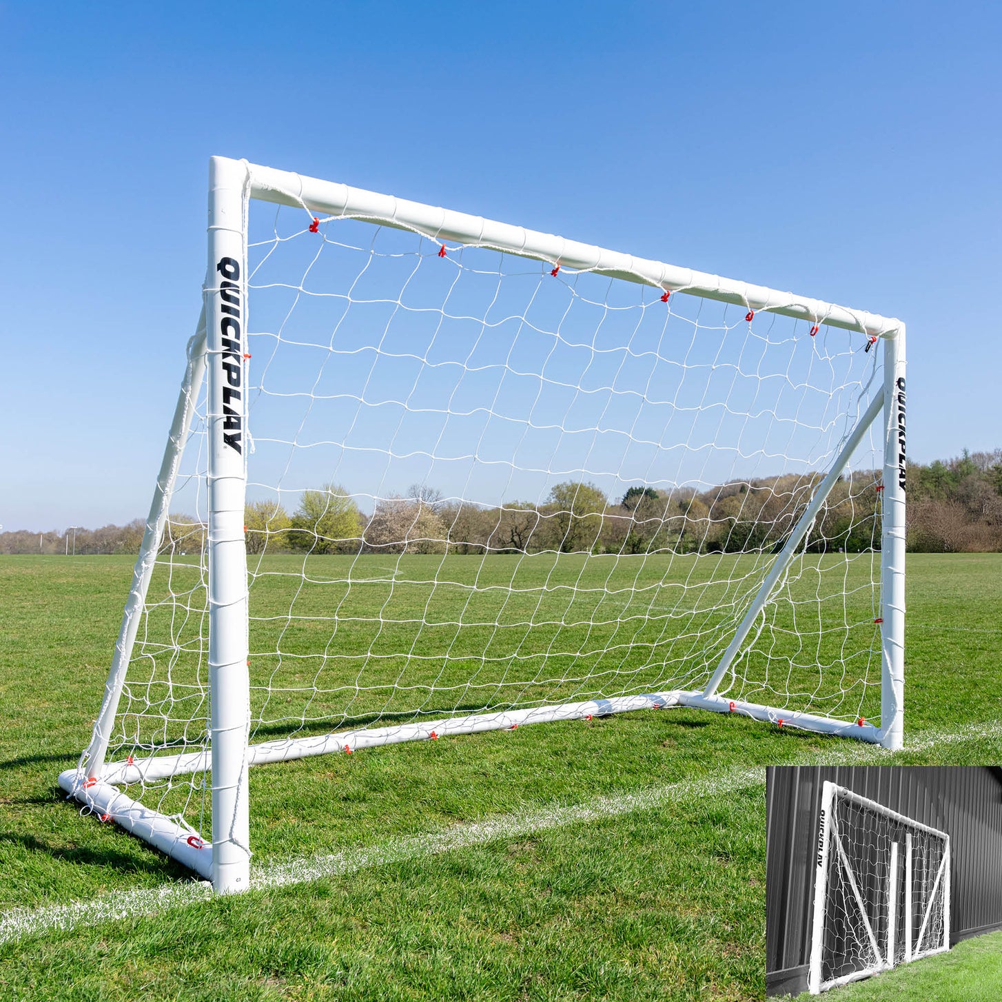 Q-FOLD Klappbares Fußballtor 240 x 150 cm auf einem Rasenfeld, mit kleiner Einblendung des flach zusammengeklappten Tors.