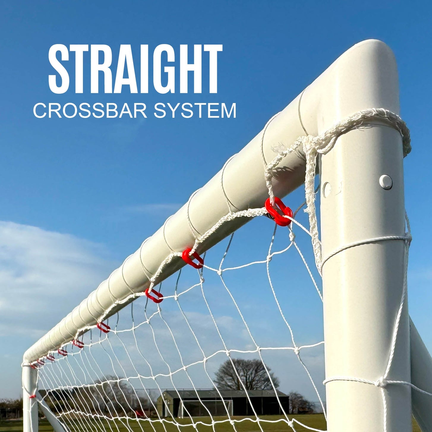 Q-FOLD Fußballtor 240 x 150 cm, Querlatte aus niedriger Perspektive mit roten Haken, Text „straight crossbar system“.