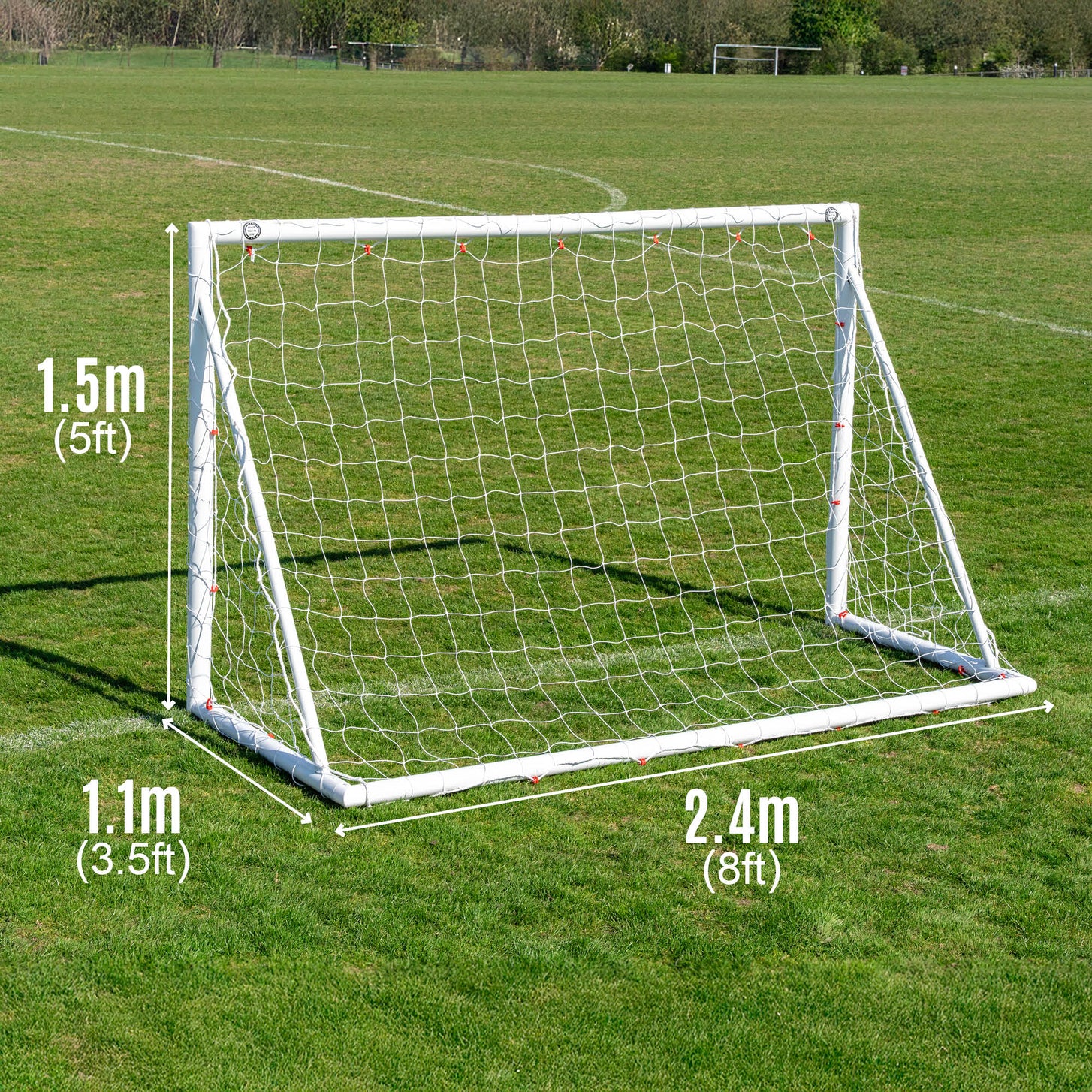 Größengrafik des Q-FOLD Fußballtors 240 x 150 cm auf Rasen: 240 cm breit, 150 cm hoch, 110 cm tief.