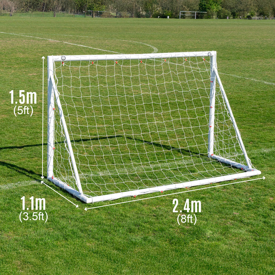 Größengrafik des Q-FOLD Fußballtors 240 x 150 cm auf Rasen: 240 cm breit, 150 cm hoch, 110 cm tief.