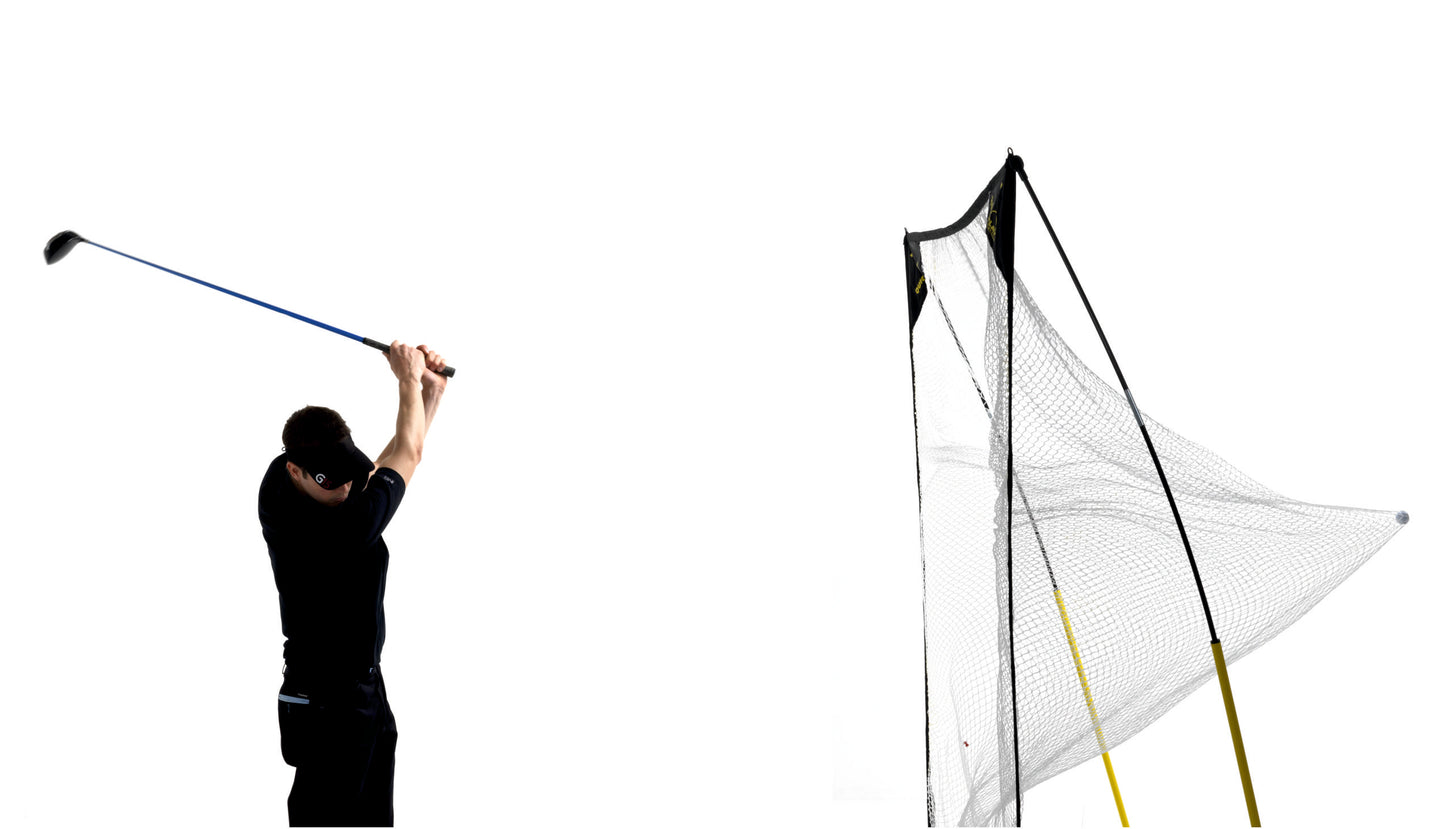 Golfer schwingt einen Driver neben dem QUICK-HIT Golfnetz, ein Ball dehnt das Netz, vor weißem Hintergrund.