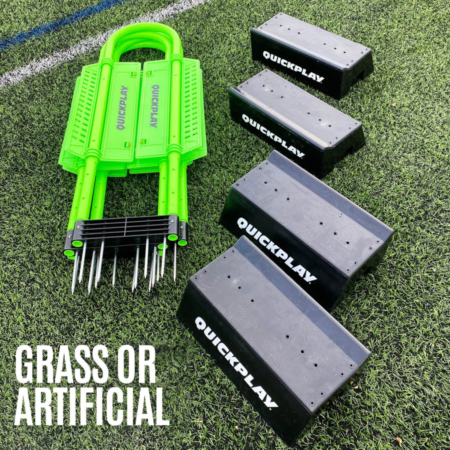 REPLAY Verteidiger-Dummy und Block-System, Teile ausgelegt: ein zusammengelegter grüner Dummy mit Metallspikes und vier schwarze Sockel, Text „grass or artificial“.
