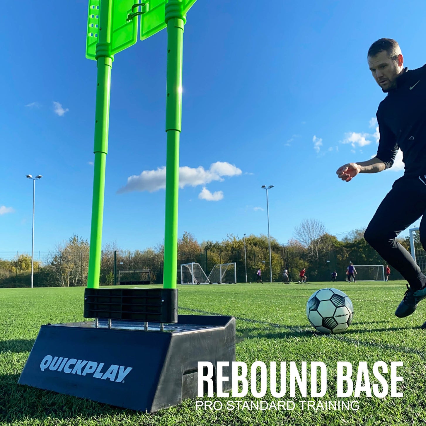 REPLAY Verteidiger-Dummy und Block-System, Rebound-Grafik: Spieler spielt einen Ball gegen einen schwarzen Sockel mit grünem Dummy.