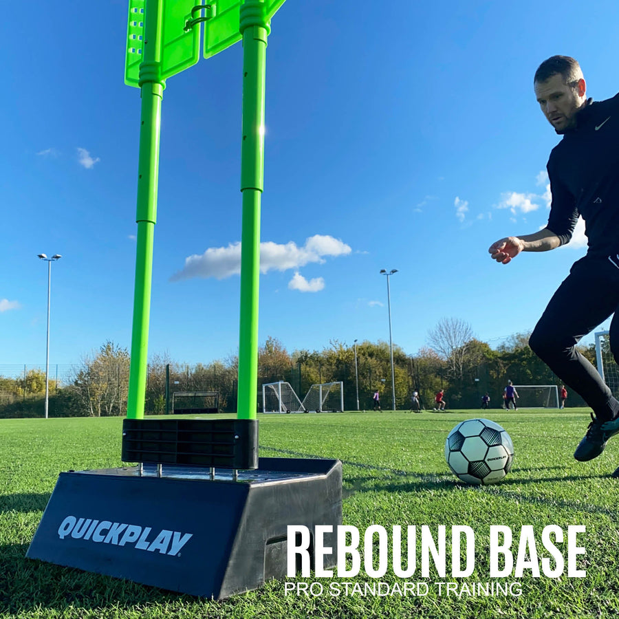 REPLAY Verteidiger-Dummy und Block-System, Rebound-Grafik: Spieler spielt einen Ball gegen einen schwarzen Sockel mit grünem Dummy.