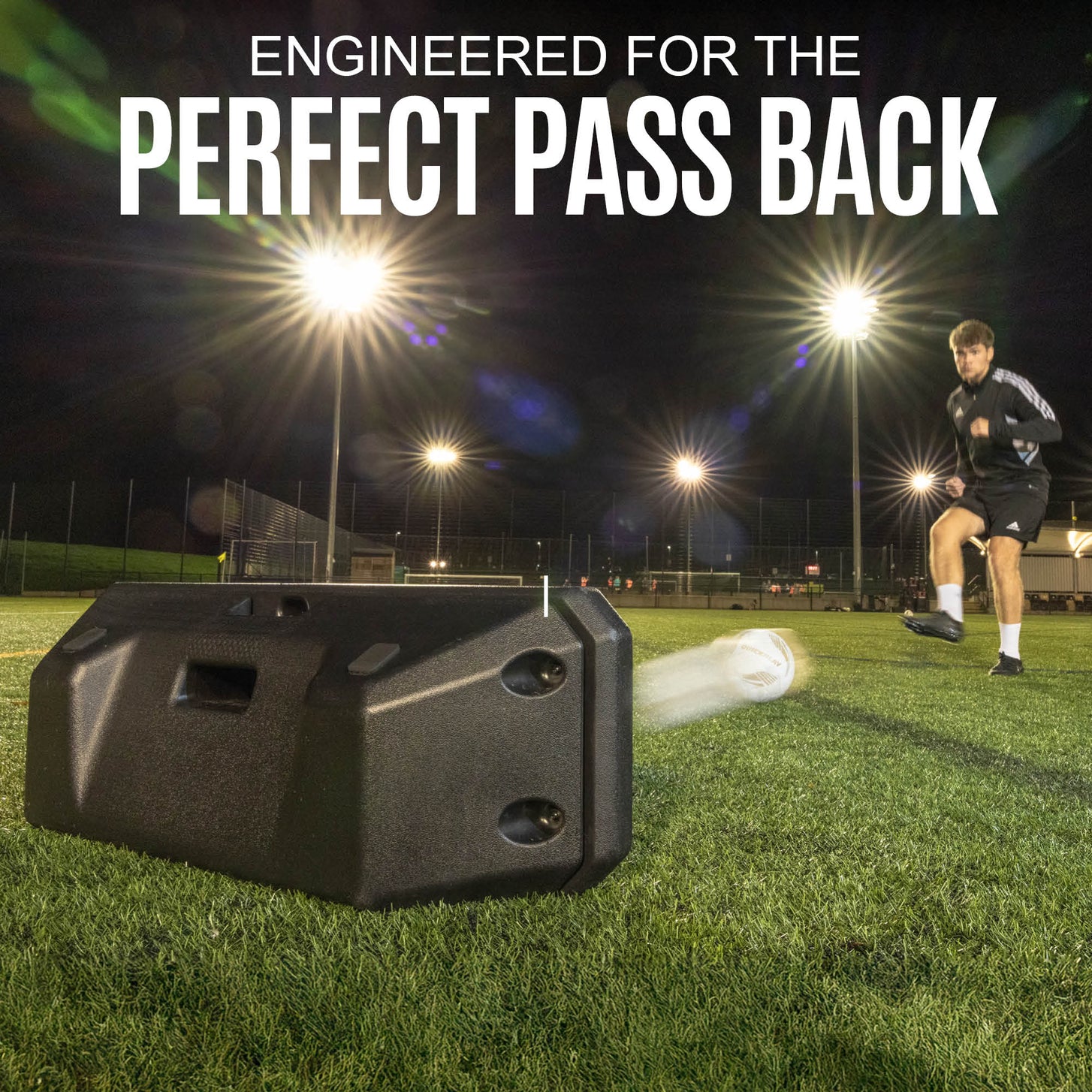 REPLAY Boombox Grafik „Engineered for the perfect pass back“: Spieler passt nachts auf einem Platz unter Flutlicht darauf.