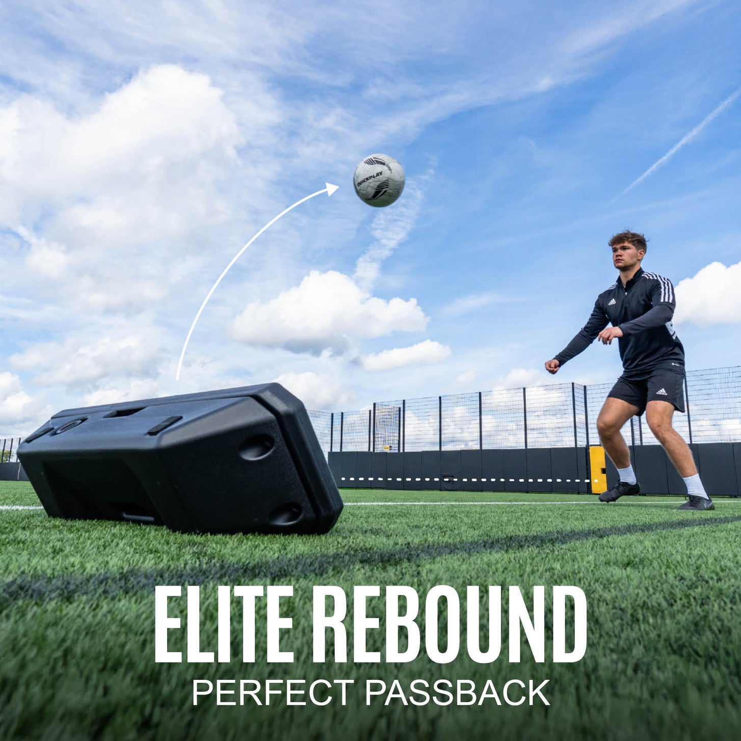 REPLAY Boombox Grafik „Elite rebound, perfect passback“: Ein Ball steigt von der schrägen Seite zu einem Spieler auf.