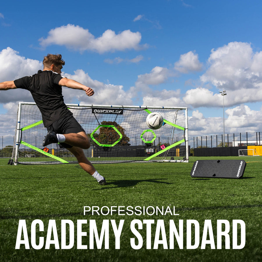 REPLAY Boombox neben einem Tor mit Torwand-Netz, ein Spieler schießt, mit dem Text „Professional academy standard“.