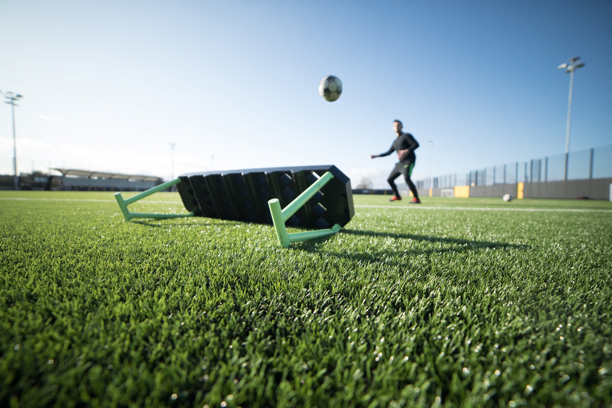 schießen auf einen Fußball -Rebounder