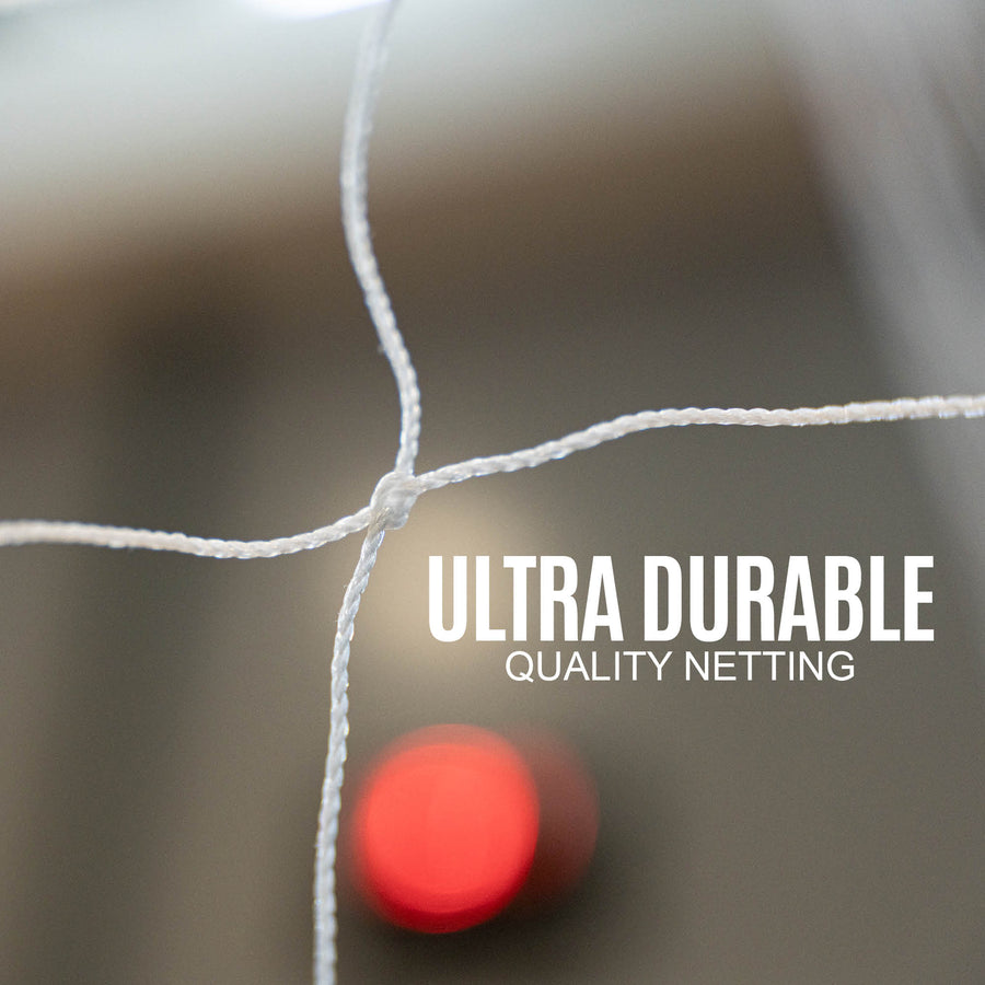 Tragbares Jugend-Handballtor 240 x 170 cm, Netz in Nahaufnahme mit einem weißen Knoten, mit dem Text „ultra durable quality netting“.