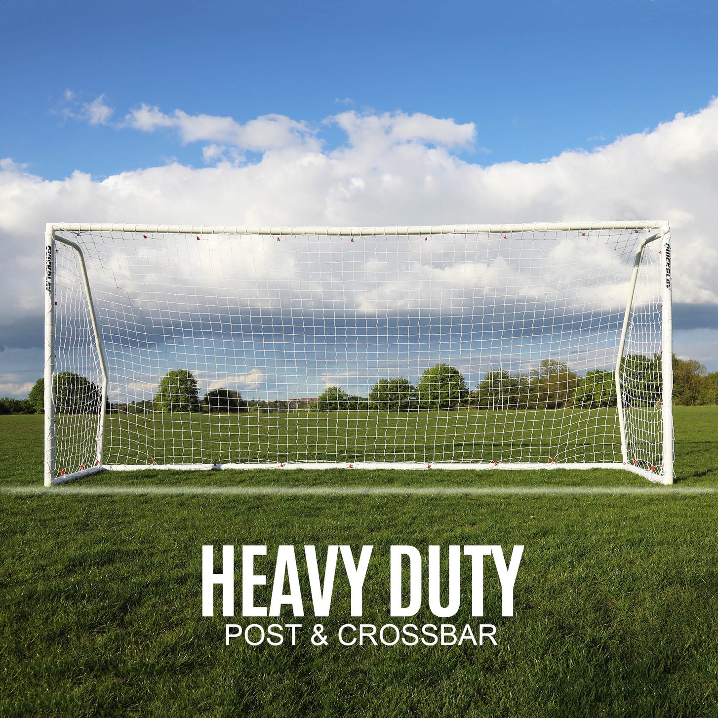 Q-FOLD Match 370 x 180 cm frontal über ein Rasenfeld gesehen, mit dem Text „Heavy duty post & crossbar“.