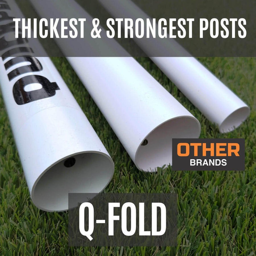 Grafik zum Q-FOLD Match 370 x 180 cm: ein dickes weißes Q-FOLD Pfostenende im Vergleich zu dünneren Pfosten mit der Beschriftung „Other brands“.
