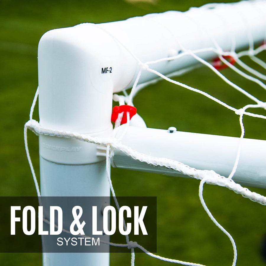 Q-FOLD Match 370 x 180 cm, Nahaufnahme eines weißen Eckgelenks und eines roten Netzclips, mit dem Text „Fold & lock system“.