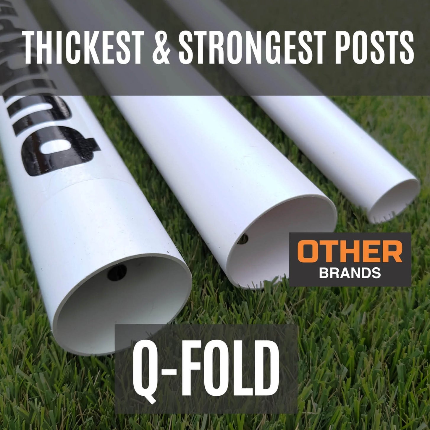 Vergleichsgrafik zum Q-FOLD Match 300 x 200 cm: ein dickes weißes Q-FOLD Pfostenende neben dünneren Pfosten mit der Beschriftung „Other brands“.